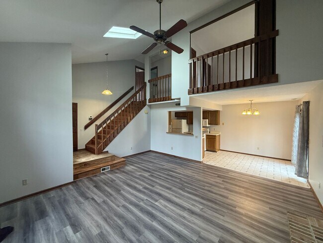 Foto del edificio - 5123 Pinebrook Dr