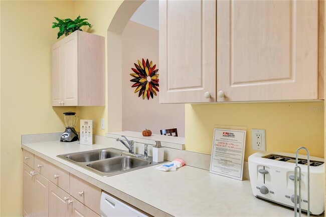 Building Photo - 2306 Silver Palm Dr