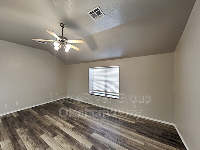 Building Photo - 2516 Queenston Ave