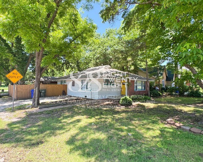 Building Photo - *COMING SOON FOR JUNE 2026 MOVE IN!* 2 Bed/2 Bath Duplex Close to Campus Corner!