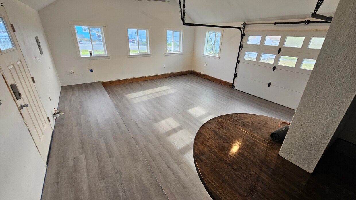 Large front room opens to outside through garage door - 501 34th St