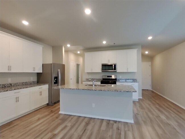 Building Photo - 5128 Saddle Clb Dr