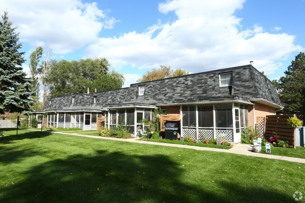 Clairemont Village Apartments & Townhomes Apartments Saginaw, MI