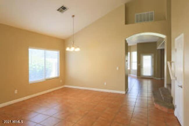 Foto del edificio - 5 bedroom 3 full bath