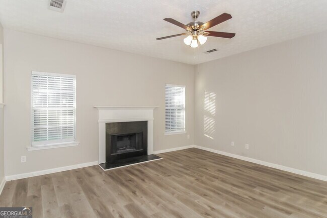 Building Photo - 550 Gardinia Dr