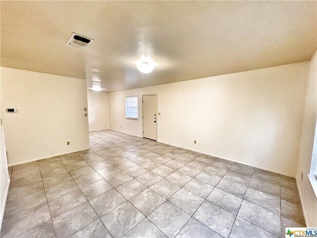 Foto del edificio - 343 Bobolink Dr