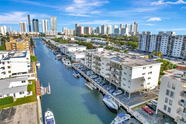 Foto del edificio - 3665 NE 167th St