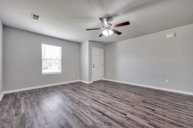 Building Photo - 728 The Heights Ln