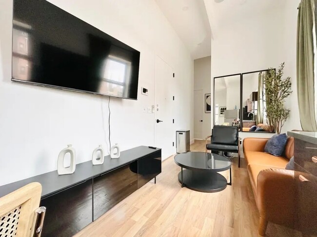 Foto del edificio - Furnished room/NOT APARTMENT