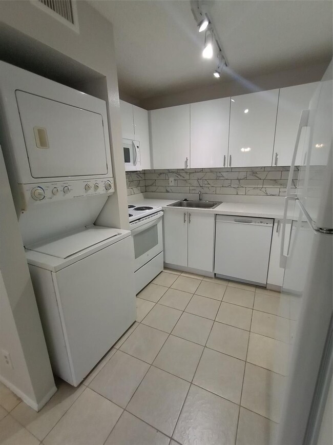 Building Photo - 2641 Riverside Dr