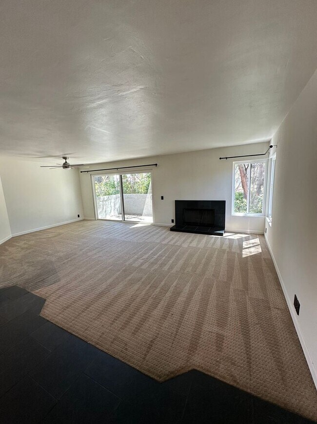 Foto del edificio - LA JOLLA - 2 Br + Den, Private End Unit To...