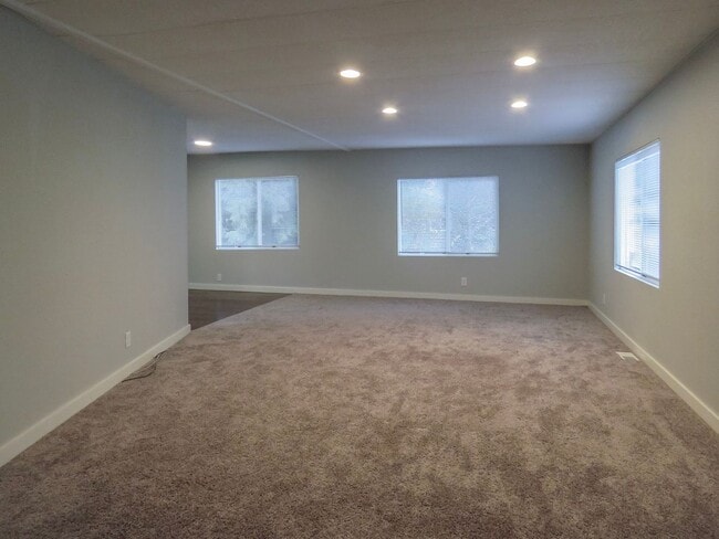 Building Photo - Century Meadows Home Available Now- Aurora