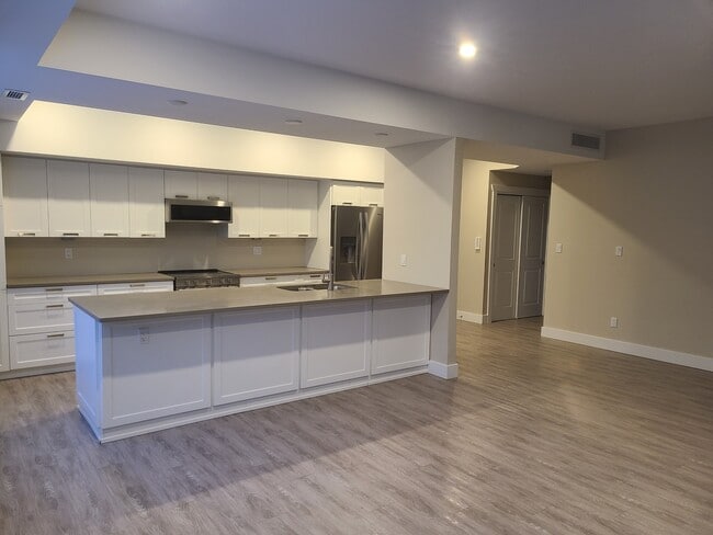 Building Photo - 550 Sandison St