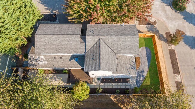 Building Photo - Big Brilliant Greenwood Home: 87th and Linden