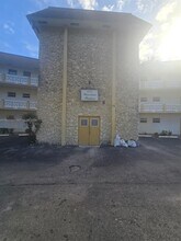 Building Photo - 5151 W Oakland Park Blvd