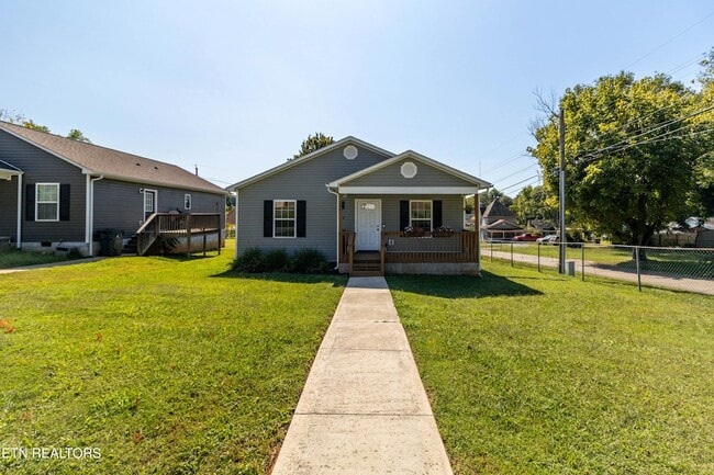 Building Photo - 524 Midlake Dr NE