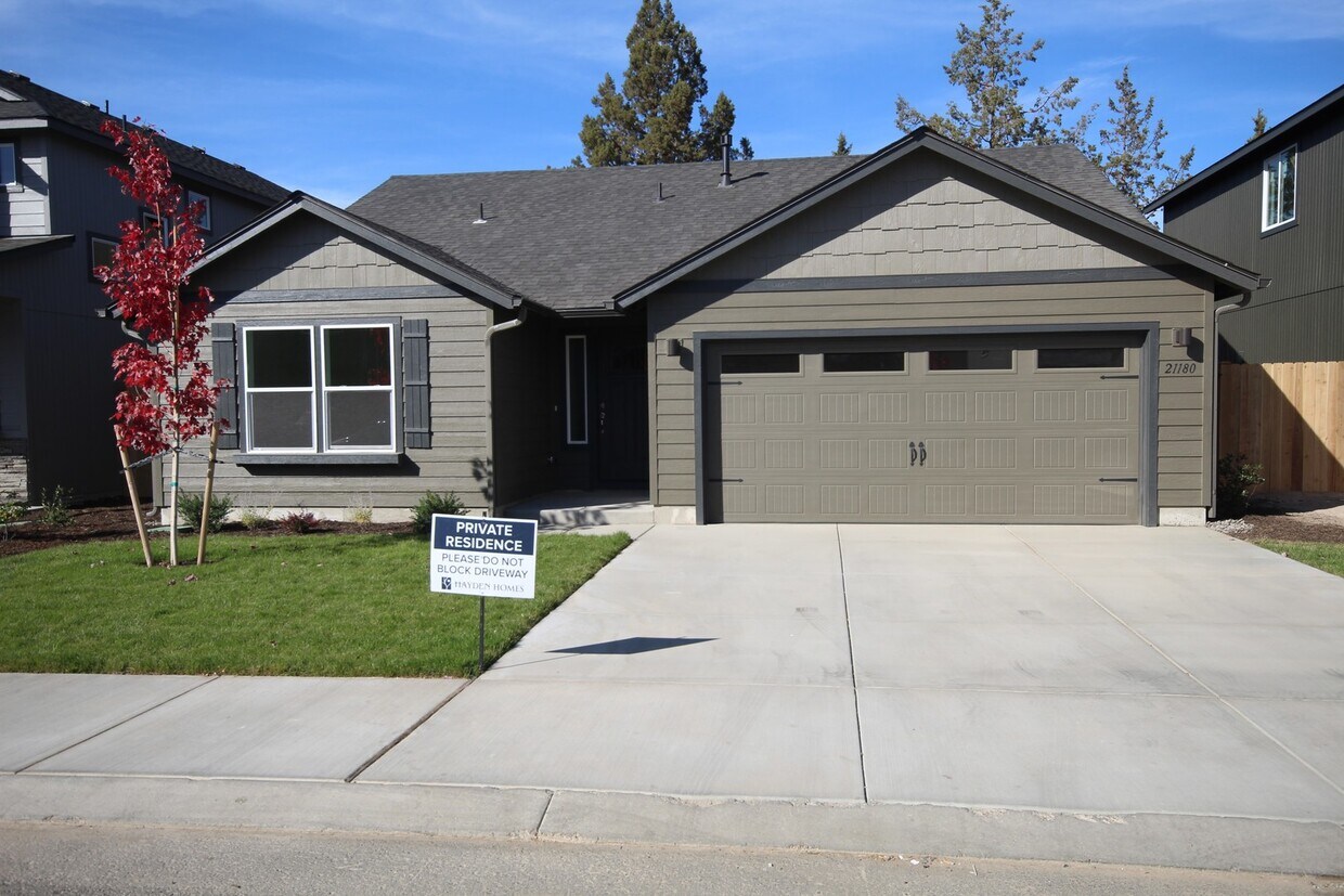 Foto principal - Like New SE Bend House, All Appliances, Fe...