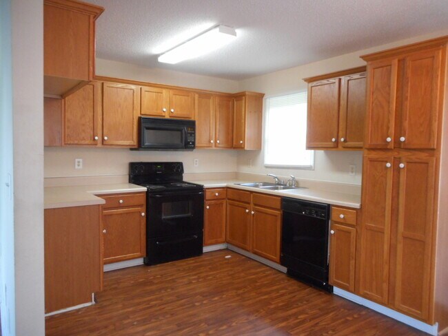 Foto del edificio - Sweet 4 Bed x 2 Bth (SORRY! NO SECTION 8)