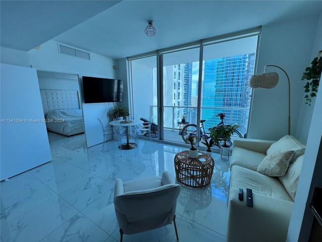 Foto del edificio - 300 S Biscayne Blvd