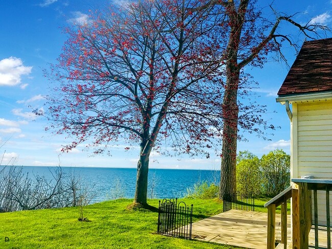 La casa tiene vistas al lago Ontario. - 3061 Maple Ave