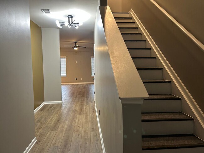 Foto del edificio - **Move in with NO SECURITY DEPOSIT**11612 Winston Dr - Available NOW! $100 Off First 2 Months!  –...