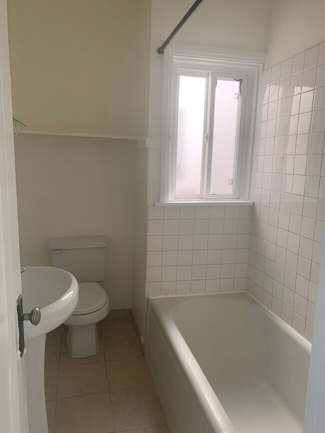 Baño - 1759 Hillhurst Ave