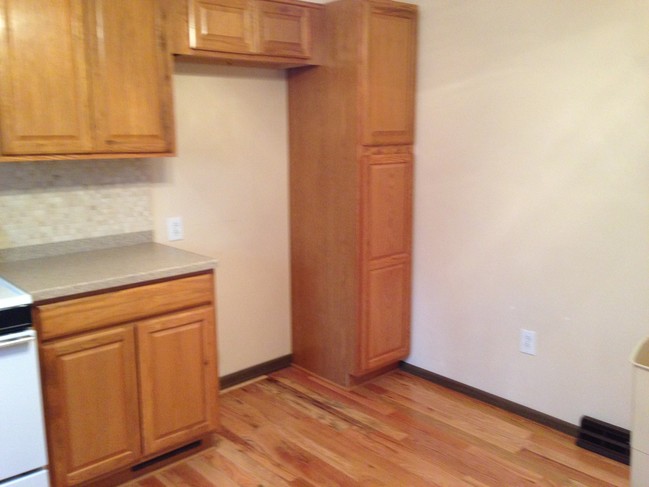 Kitchen w/hardwood flrs - 8595 Kirsch Rd