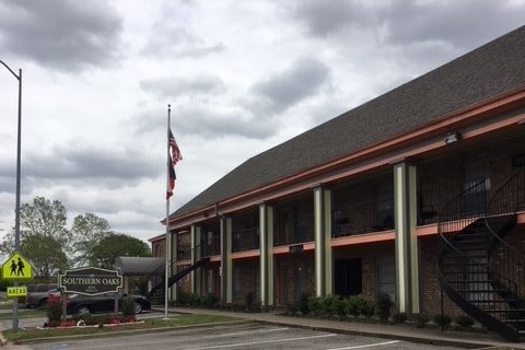 Building Photo - Southern Oaks Apartments