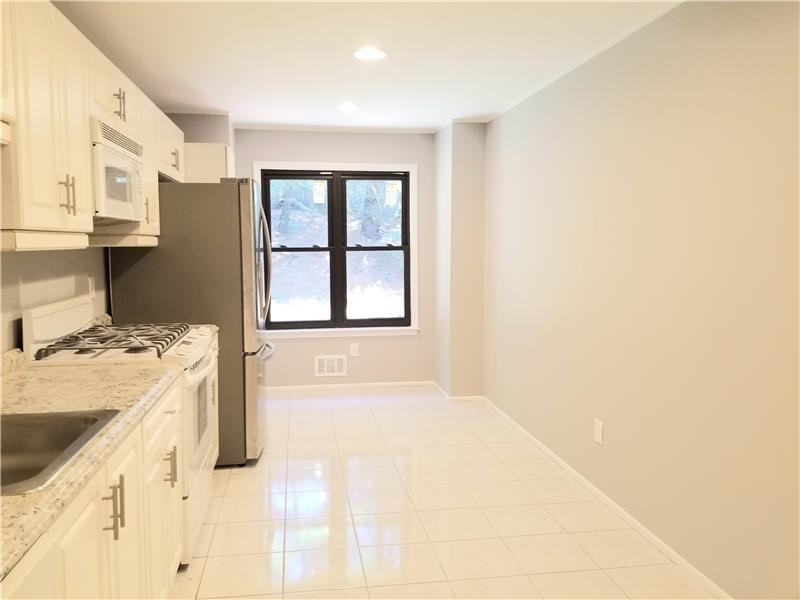 342 Oak Knoll Dr, Manalapan Township, NJ 07726 Room for Rent in