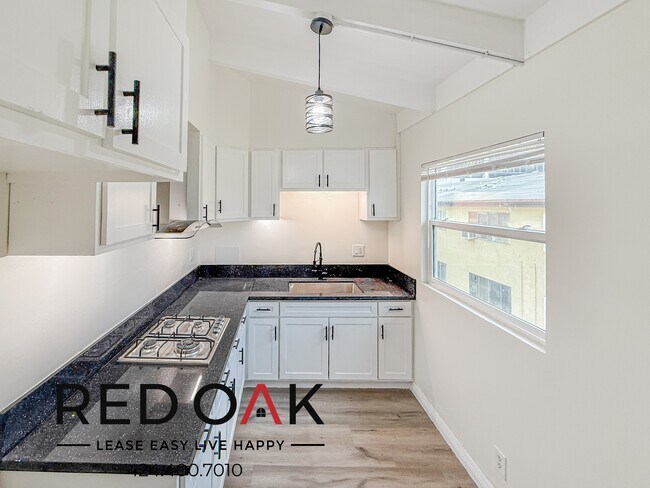 Building Photo - Spacious Studio with High Ceilings, Eat-In...