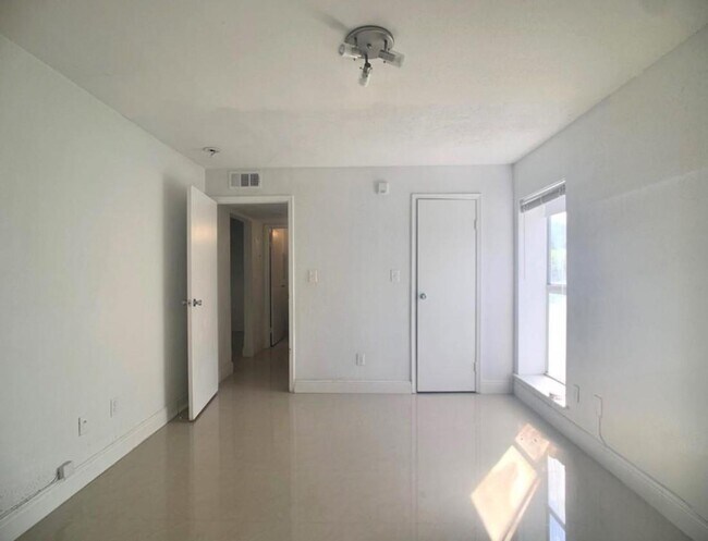 Foto del edificio - 733 Riverside Dr