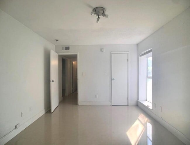 Building Photo - 733 Riverside Dr