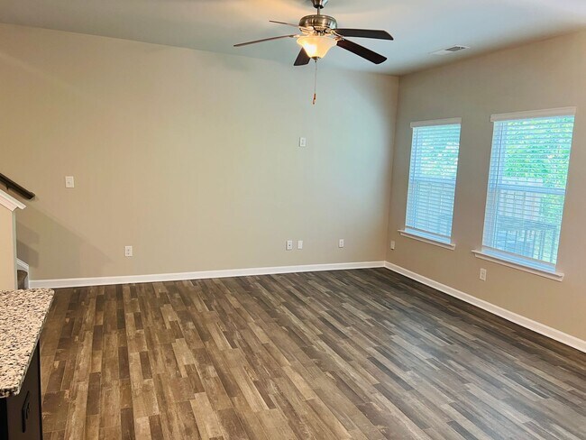Foto del edificio - Beautiful 3 bedroom, 2.5 bathroom townhome...