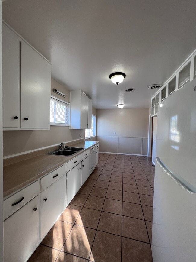 Building Photo - Spacious 3 bed,  1 1/2 bath