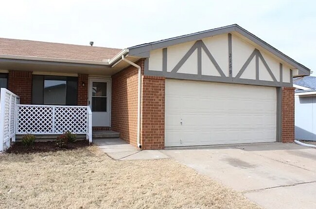 Foto del edificio - Spacious 3 bedroom duplex close to McConne...