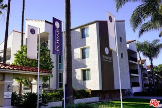 Building Photo - 6600 Beachview Dr