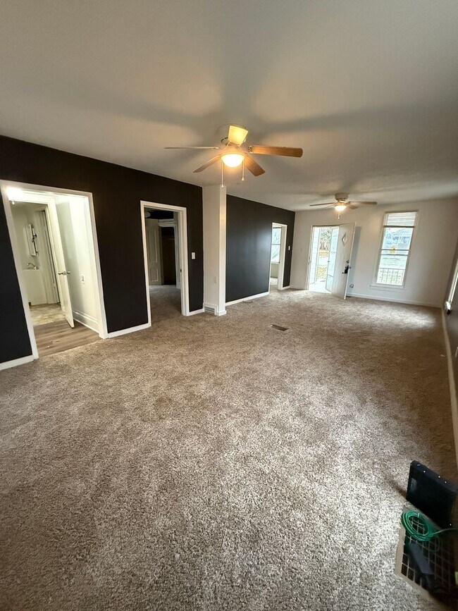 Building Photo - 2 bedroom/1 bath house with 2 car garage