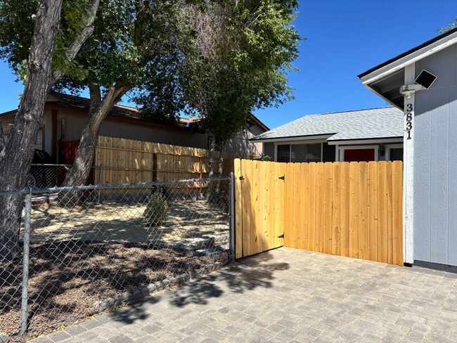 Building Photo - COMPLETELY REMODELED - THIS ONE WON'T LAST...