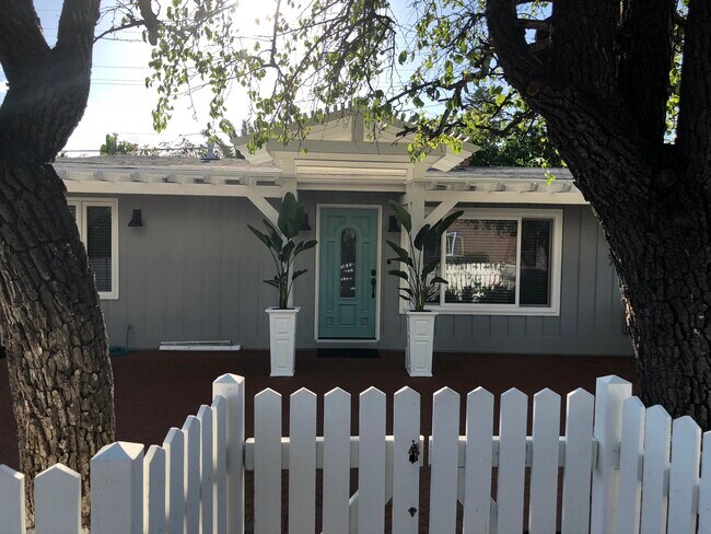 Building Photo - 227 N Acacia Ave