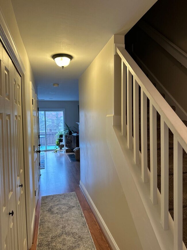 Building Photo - 3 Bed, 2 Bath Townhouse