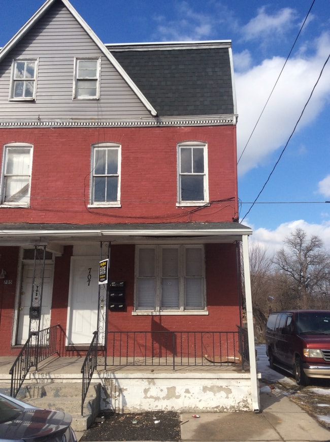 Building Photo - 705 E Prospect St