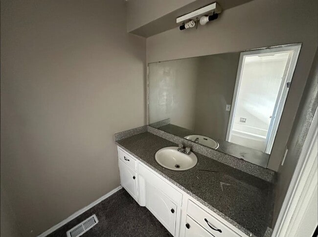 Building Photo - 4 Bed 2 Bath Available!