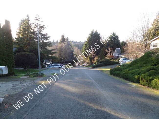 Building Photo - Unique and Cool! Large, Updated 4-bedroom ...