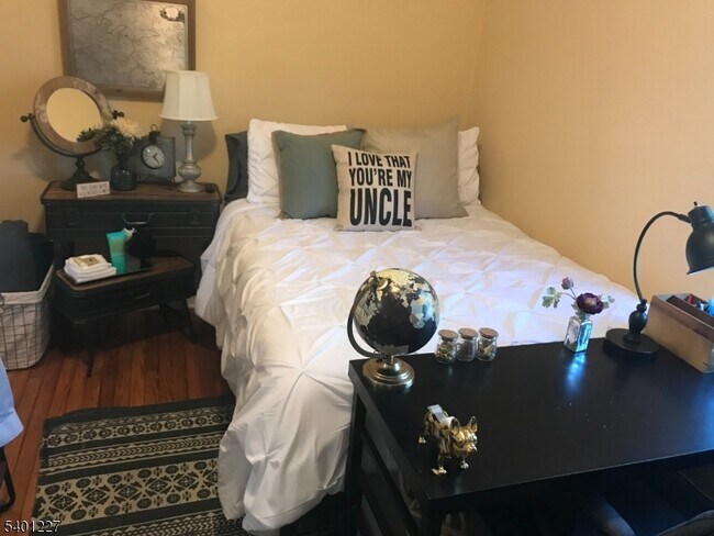 Building Photo - 18 Hilton St