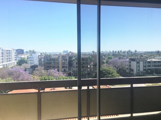Sala de estar vista WOW... - 321 S San Vicente Blvd