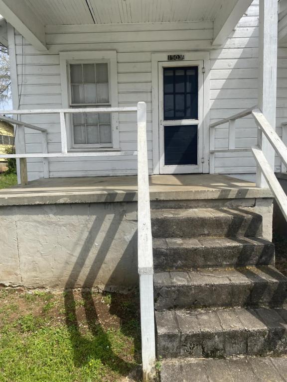 Building Photo - 1503 Maple Ave SE