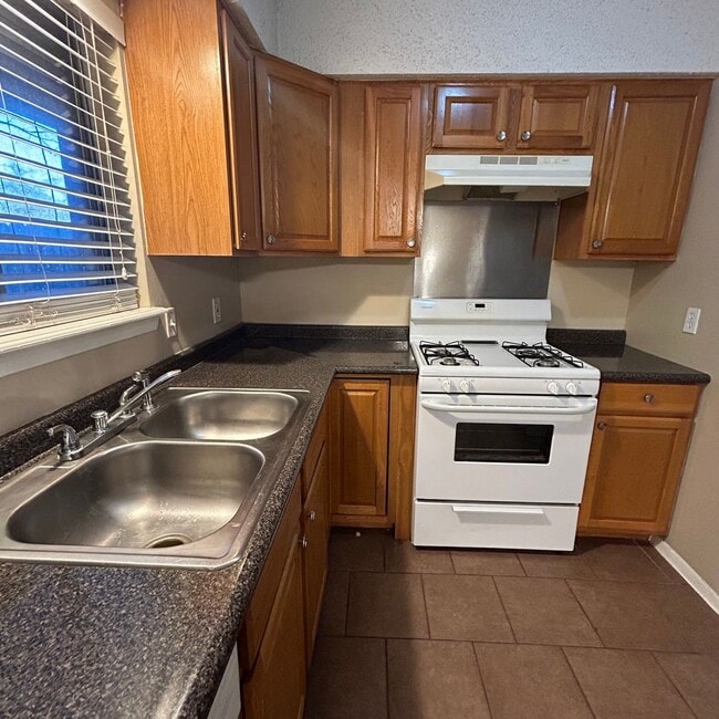 Foto del edificio - 7208 Creekside Dr