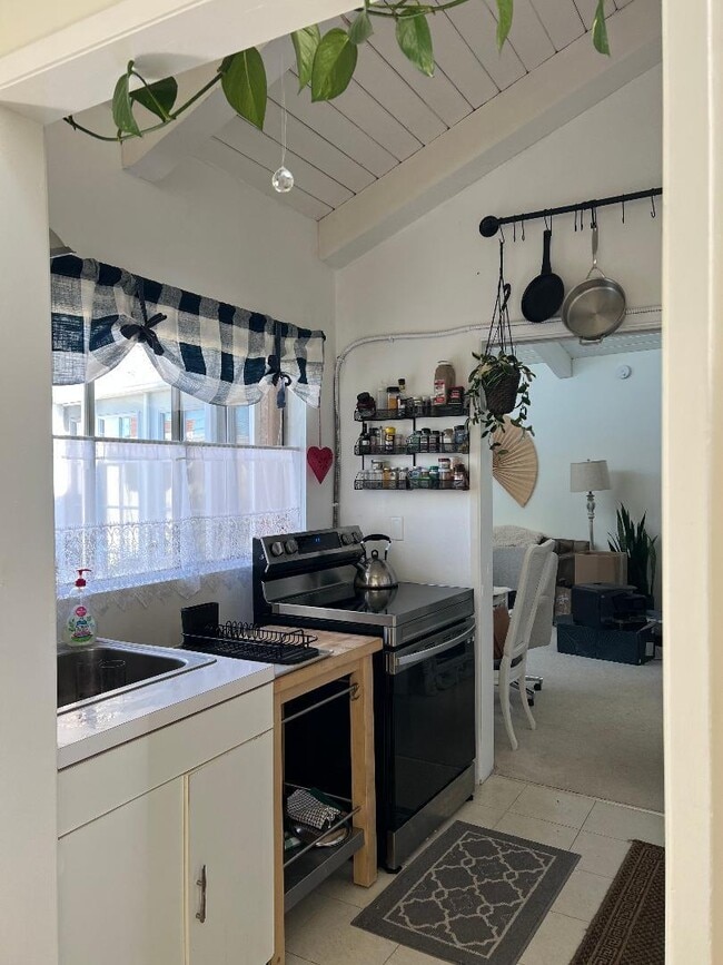 Kitchen - 4401 Willens Ave