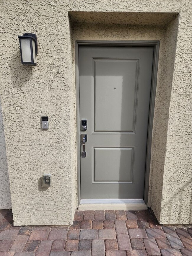 Building Photo - 3 story 3 bed/3 bath townhouse in brand ne...
