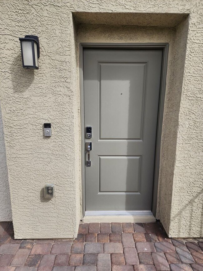 Foto del edificio - 3 story 3 bed/3 bath townhouse in brand ne...